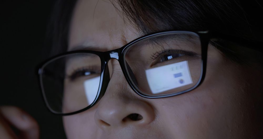 La fatiga visual digital se cracteriza por una variedad de síntomas oculares y visuales.