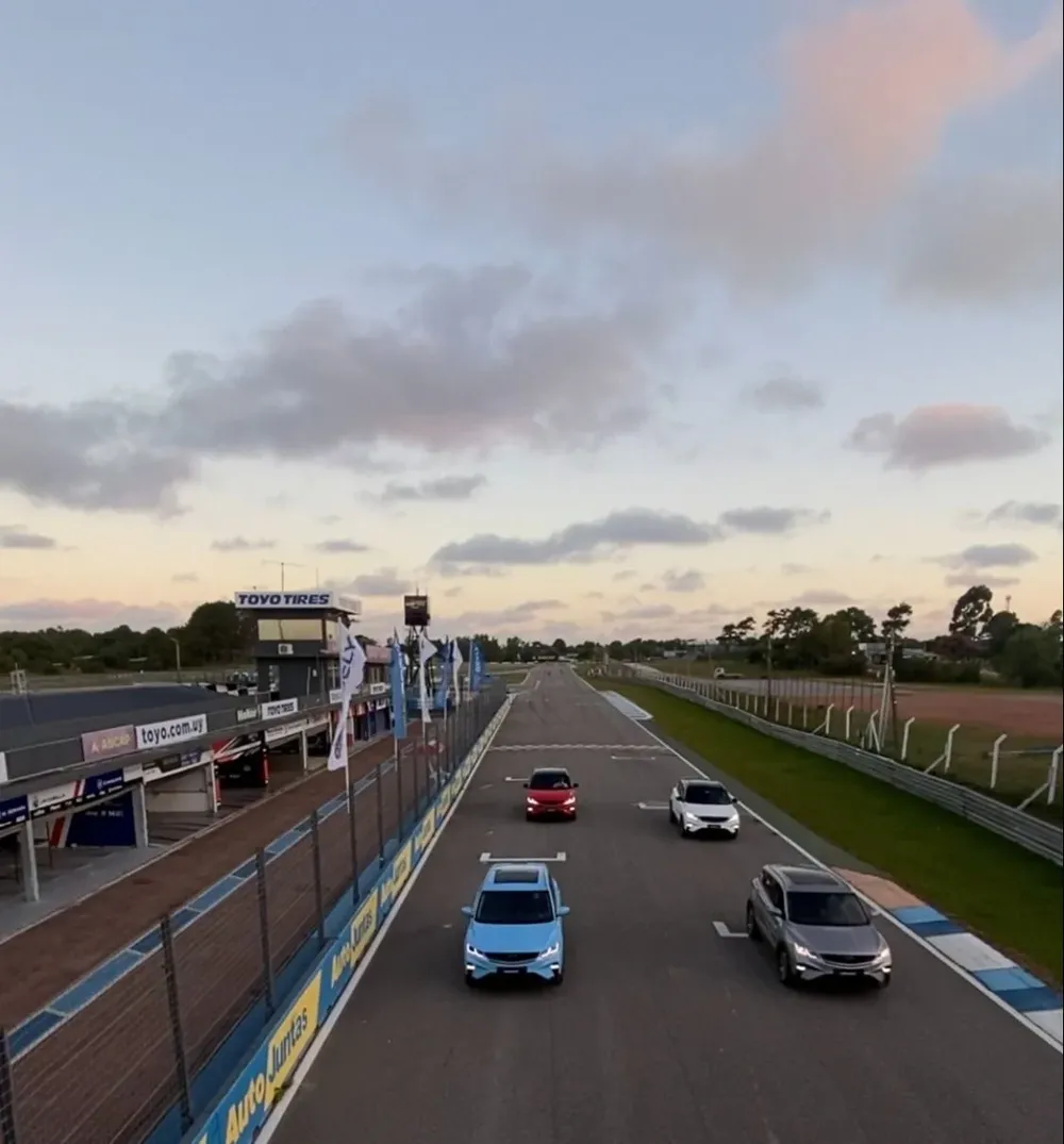 El funcionamiento de este modelo sport de Geely en pista fue evaluado de manera muy positiva por todos los presentes.