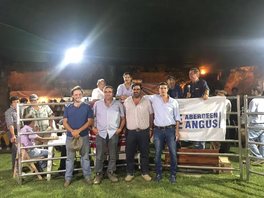 Cabañeros y rematadores antes de comenzar la subasta en Expo Durazno.