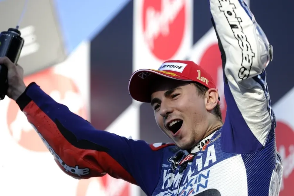 El campeón sumó su 7ª victoria del año en la casa de Honda.