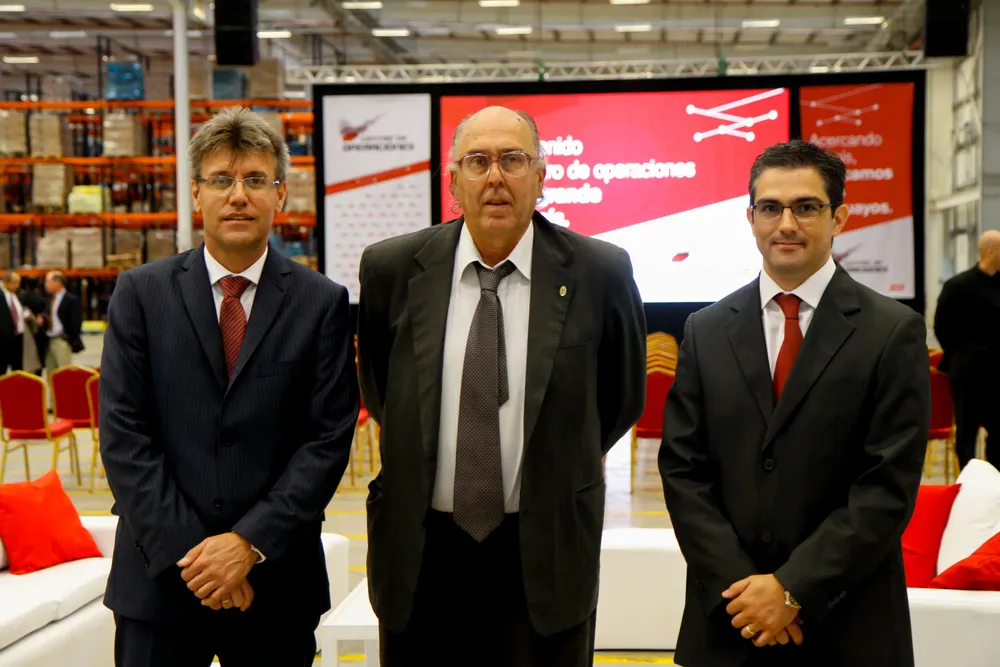 Gerente general de Ta-Ta, Yuhber Silva; intendente de Canelones, Marcos Carámbula, y gerente de marketing de Ta-Ta, Damián Lachaga