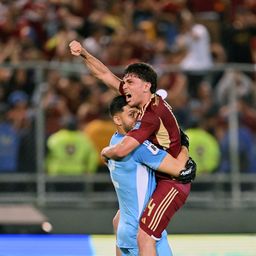 Rafael Romo y Jon Aramburu de Venezuela celebran la victoria ante Perú por Eliminatorias