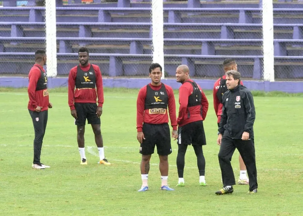 Práctica del conjunto incaico de cara al partido ante Uruguay en el Centenario