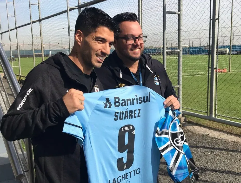 En 2019 Suárez recibió la camiseta de Gremio como obsequio