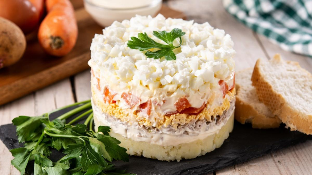 La ensaladilla rusa, reina del tapeo español.