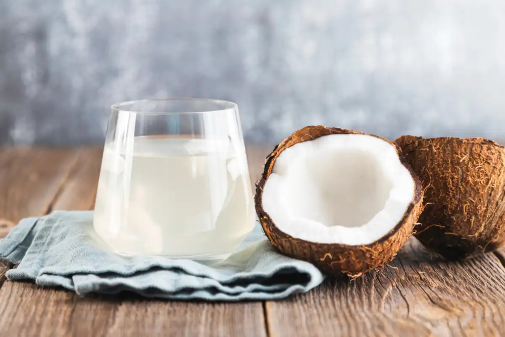 EL agua de coco tiene múltiples beneficios para la piel y la salud.
