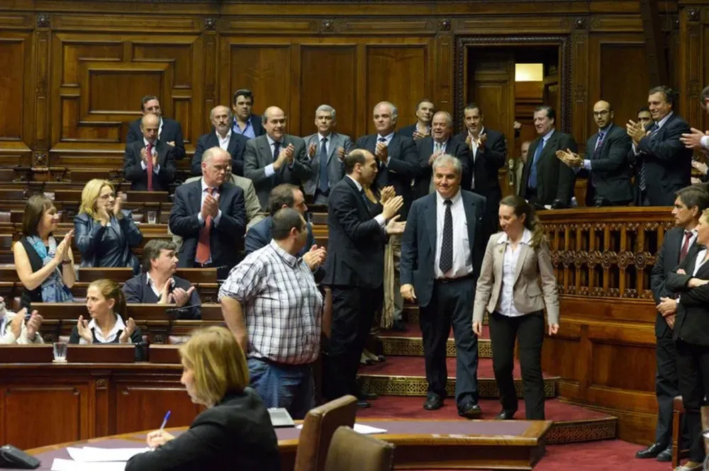 El comisionado parlamentario para el sistema carcelario Juan Miguel Petit habló de cómo se van a tratar los temas relacionados a la droga y los celulares dentro de las cárceles. Dijo que muchas veces se desbordan los elementos de respuesta existentes.Agregó que es importante la experiencia en otras partes del mundo para comparar, 