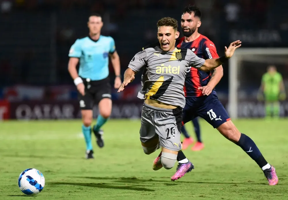 Máximo Alonso no juega en lo local, pero Larriera lo puso en la Copa; fue uno de los pocos que mostró algo diferente con pelota