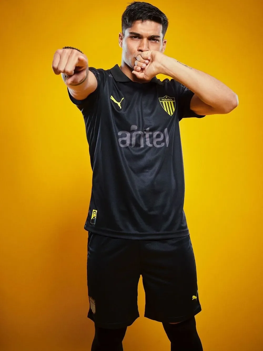 Peñarol presentó su camiseta por sus 132 años, en honor a Mazurkiewicz; aquí la luce Matías Arezo