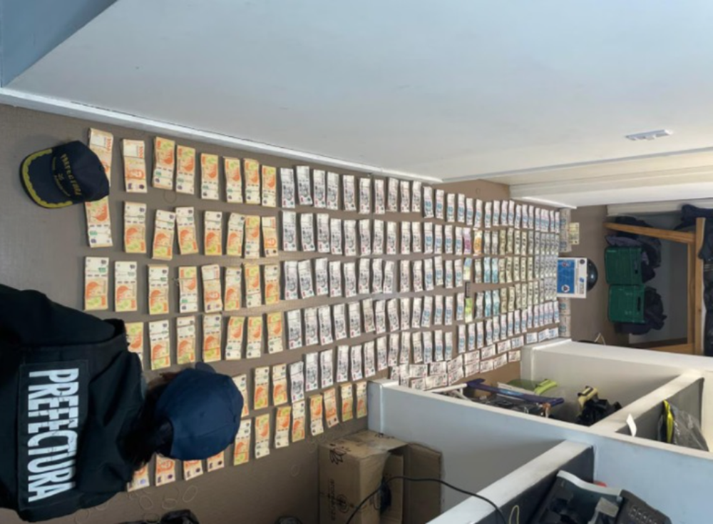 Se incautaron 205 millones de pesos, 425 mil dólares, 4.600 euros y 112 mil reales.