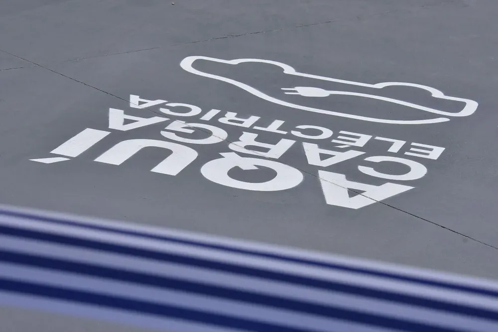 Señal de cargador de auto eléctrico