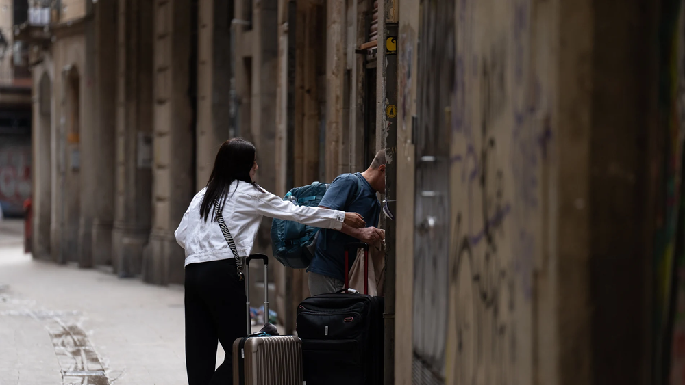 Dos personas ingresan a un piso turistico en el centro de Barcelona. (Europa Press)