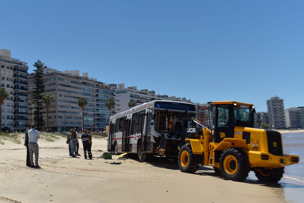 Así terminó el ómnibus de Cutcsa que cayó a la playa de Pocitos
