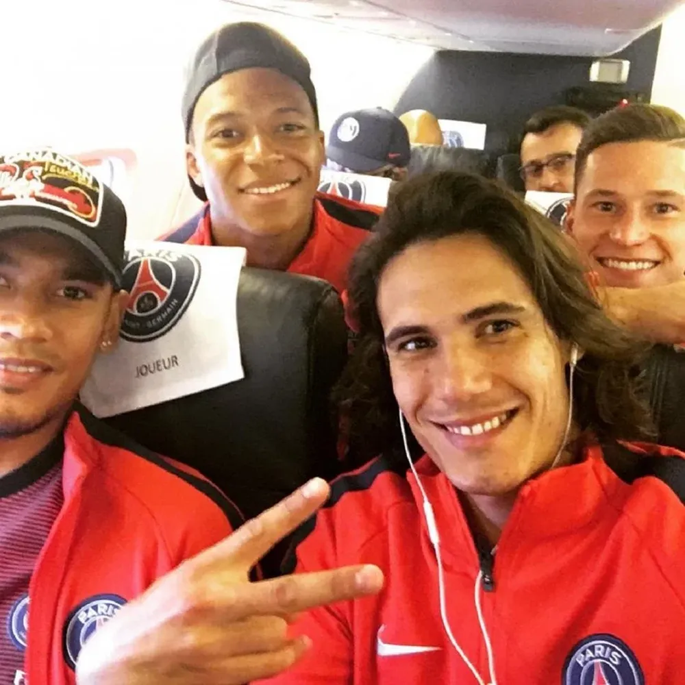 Cavani rumbo a Metz con Mbappé (atrás izquierda)