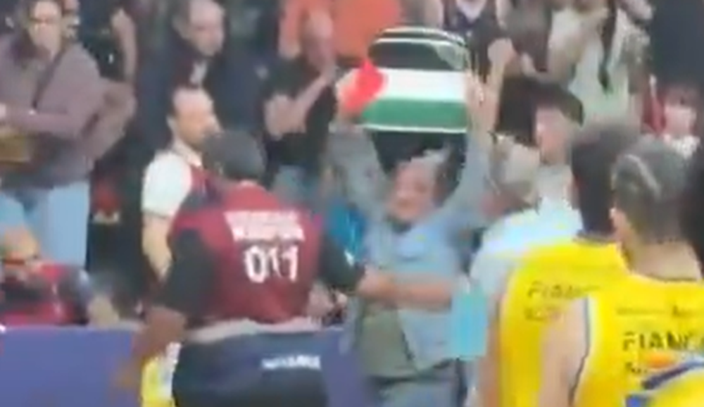 Un espectador mostró una bandera de Palestina en el partido Hebraica Macabi vs Unión Atlética