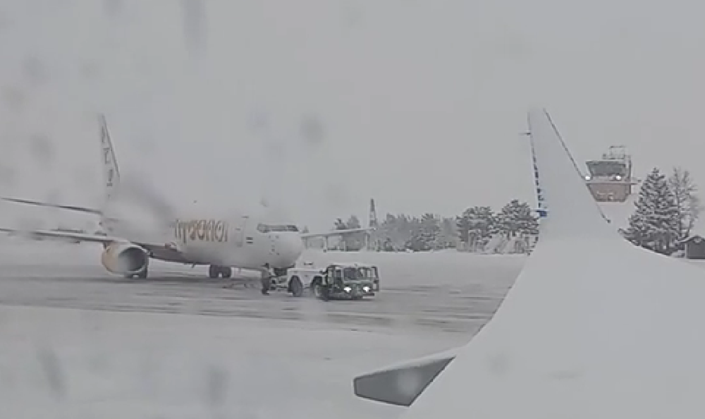 Fuerte temporal en Bariloche: se despistó un avión de Flybondi y hay cinco provincias en alerta por nevadas