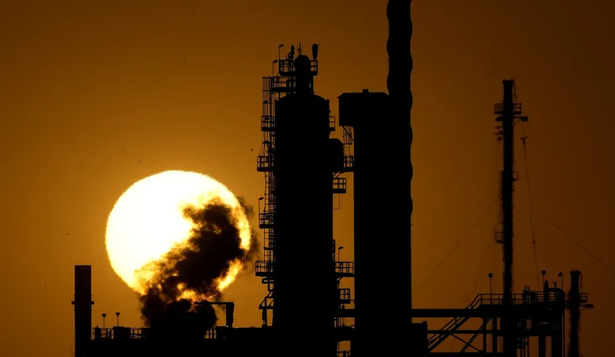 El precio del petróleo se disparó ante el temor a un cierre prolongado del estrecho de Ormuz