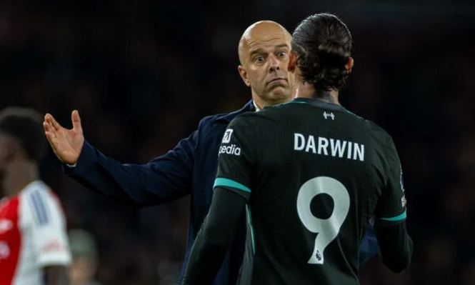 Darwin Núñez es saludado por su técnico en Liverpool, Arne Slot