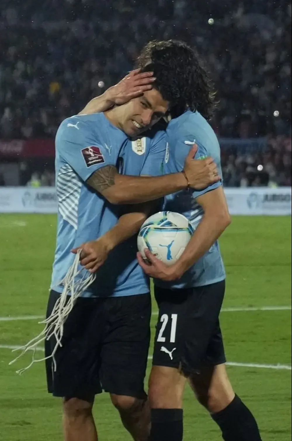 Suárez se llevó parte de la red de uno de los arcos del Centenario, y Cavani, la pelota del partido, ambos como recuerdos del que quizás sea su último encuentro oficial en el Centenario