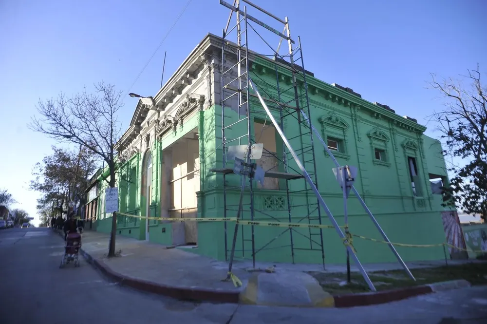 Así se prepara y comienza a cambiar la fachada de la vieja sede de Rampla con su nuevo club social