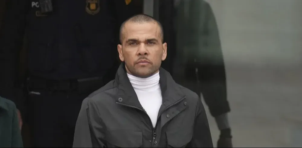 Dani Alves sale de prisión.