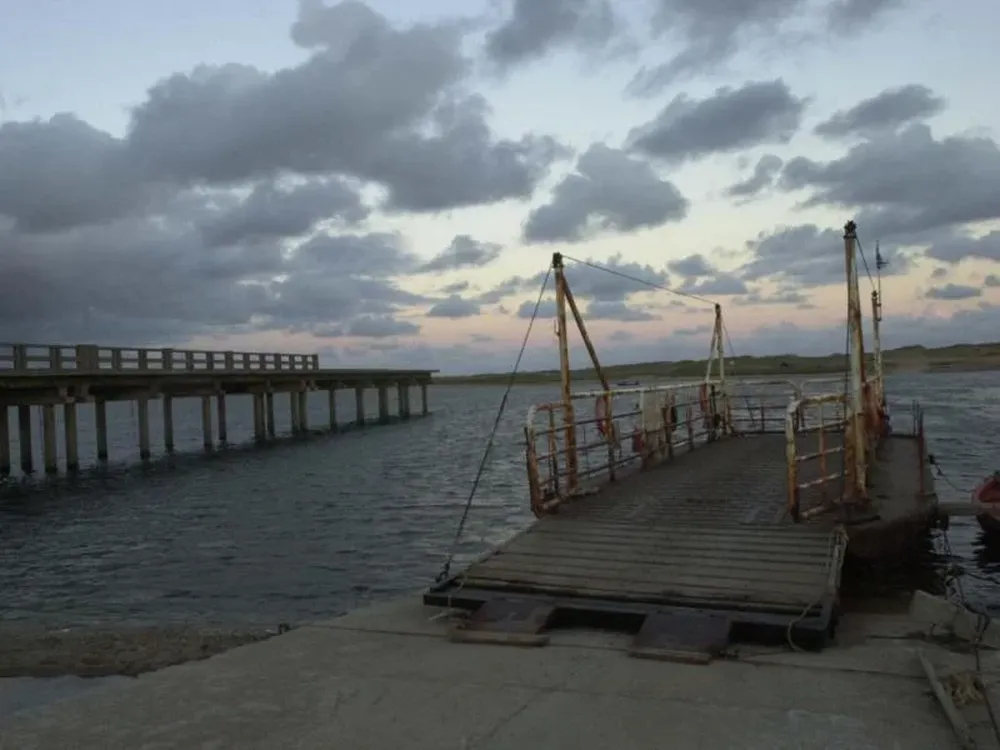 Balsa en la Laguna Garzón que permite el cruce desde José Ignacio. Límite departamental, Maldonado - Rocha.