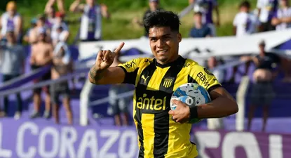 Matías Arezo festeja su gol para Peñarol ante Fénix