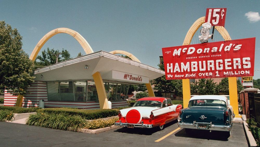 Una réplica de la primera franquicia que Ray Kroc abrió en 1955 en Des Plaines, Illinois, que ahora tiene más de 4.300 locales en todo el mundo.