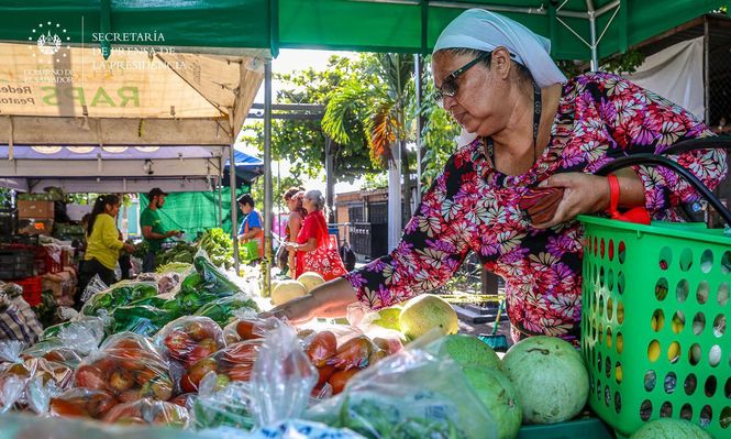 Hay 50 agromercados en El Salvador, como el de Ayutuxtepeque (en la imagen), repartidos en los 14 departamentos.