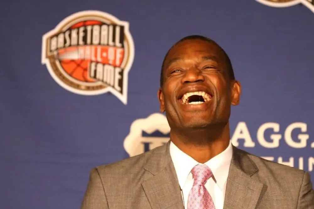 Mutombo a pura sonrisa, el día que ingresó al Salón de la Fama de la NBA.
