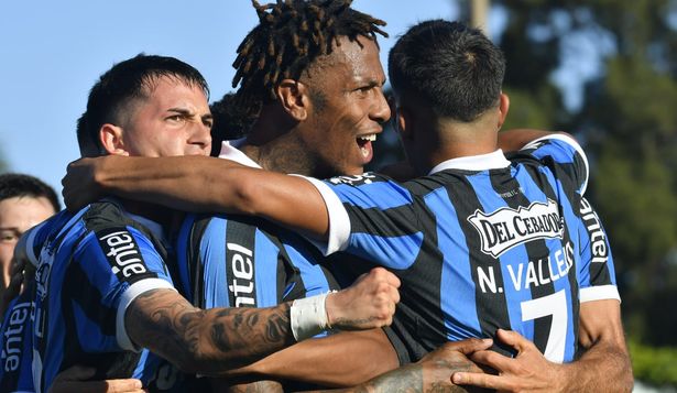 Abel Hernández celebra el gol del empate 1-1