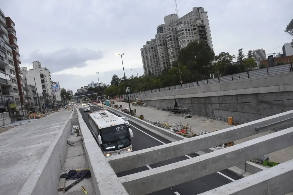 Jerarca de la IMM publicó video para probar que ómnibus de dos pisos pasan por el túnel de Avenida Italia