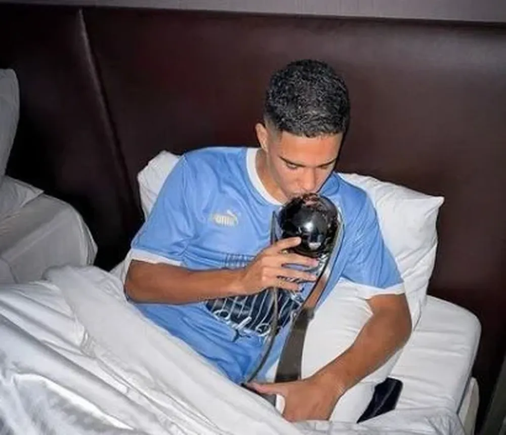 Rodrigo Chagas con la copa en la cama