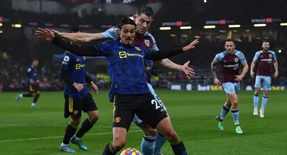 Edinson Cavani enfrentando a Tarkovski de Burnley