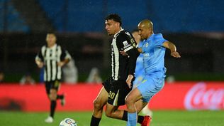 Víctor Hugo de Atlético Mineiro ante Pablo Siles de Montevideo City Torque por la Copa Sudamericana