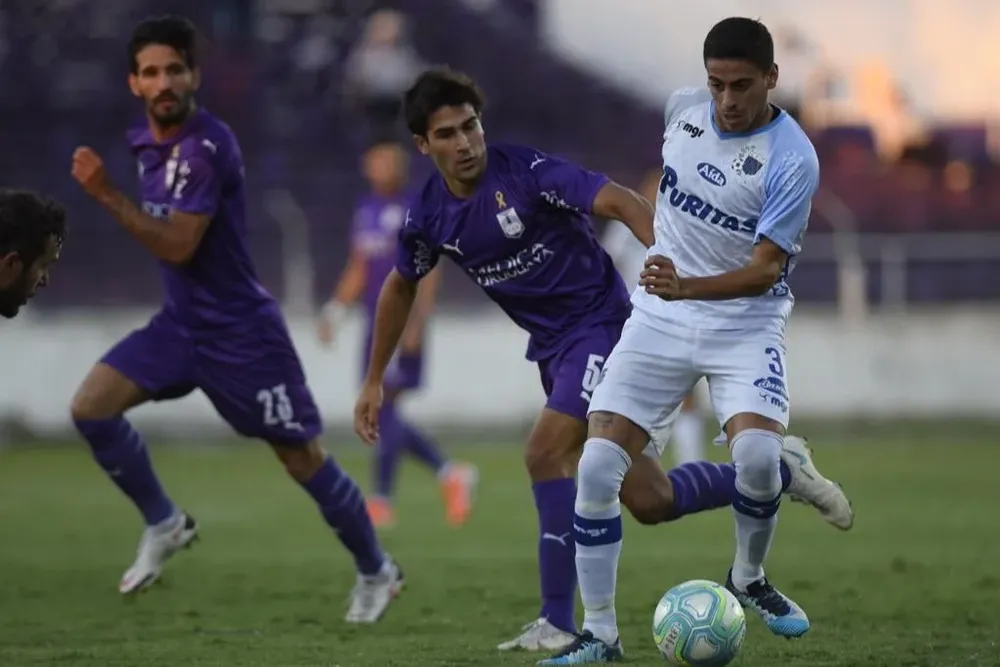 Vicente Poggi en un partido de Defensor Sporting ante Liverpool