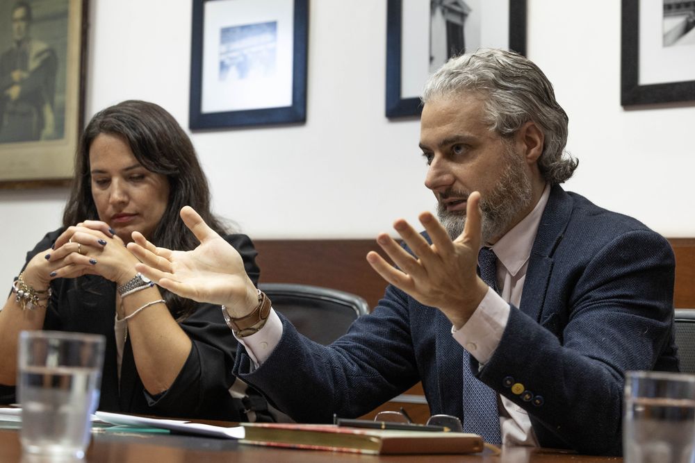 Herman Kamil y Victoria Buscio, de la Unidad de Gestión de Deuda del Ministerio de Economía y Finanzas.