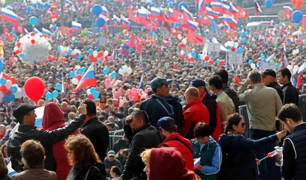Una multitud participa de la manifestación convocada con motivo del Día del Trabajador en Moscú, Rusia