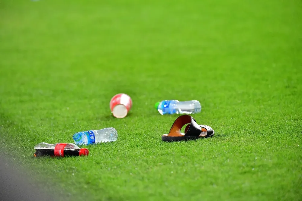 Zandalias y botellas arrojadas al equipo catarí