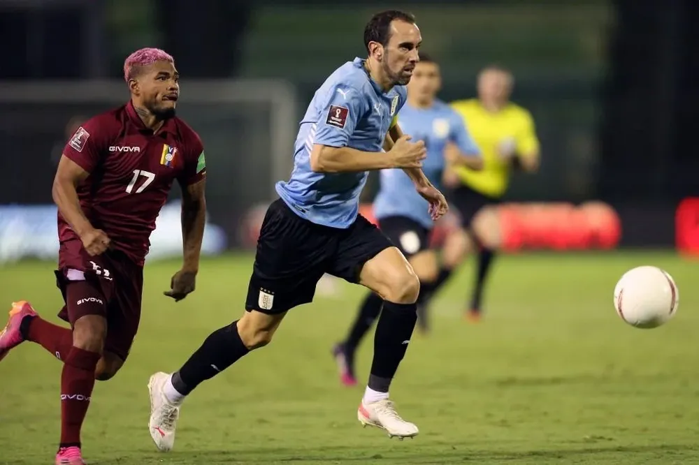 Godín correa frente a Josef Martínez