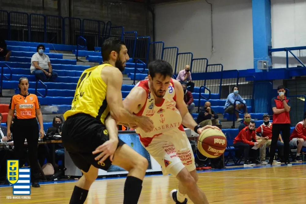 Juan Ducasse, de Trouville, con la pelota.