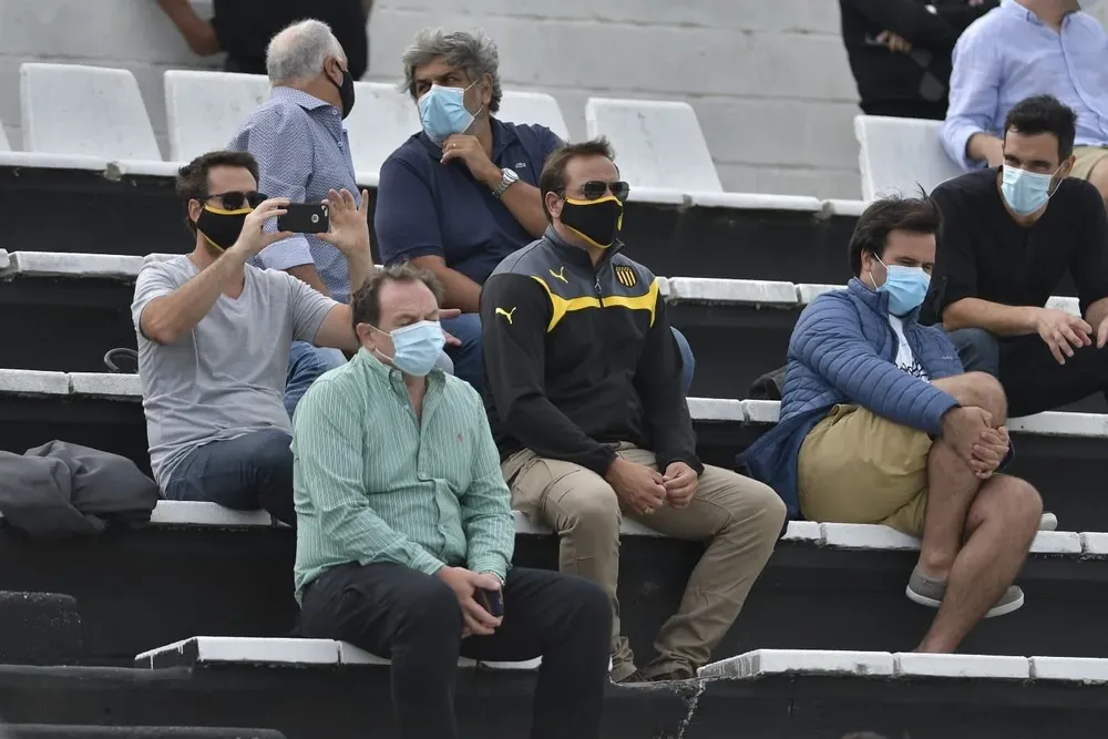 Ignacio Ruglio y otros dirigentes y delegados viendo a Peñarol