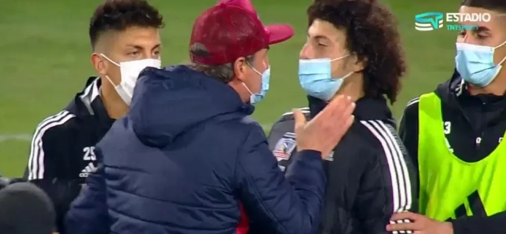 El zaguero uruguayo Maximiliano Falcón, de Colo Colo, en una nueva polémica en el fútbol de Chile