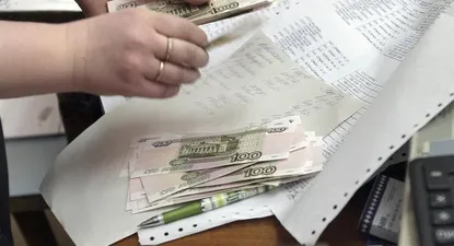 Ucrania- Una mujer cuenta rublos rusos en una oficina postal de Simferópol, en la península ucraniana de Crimea