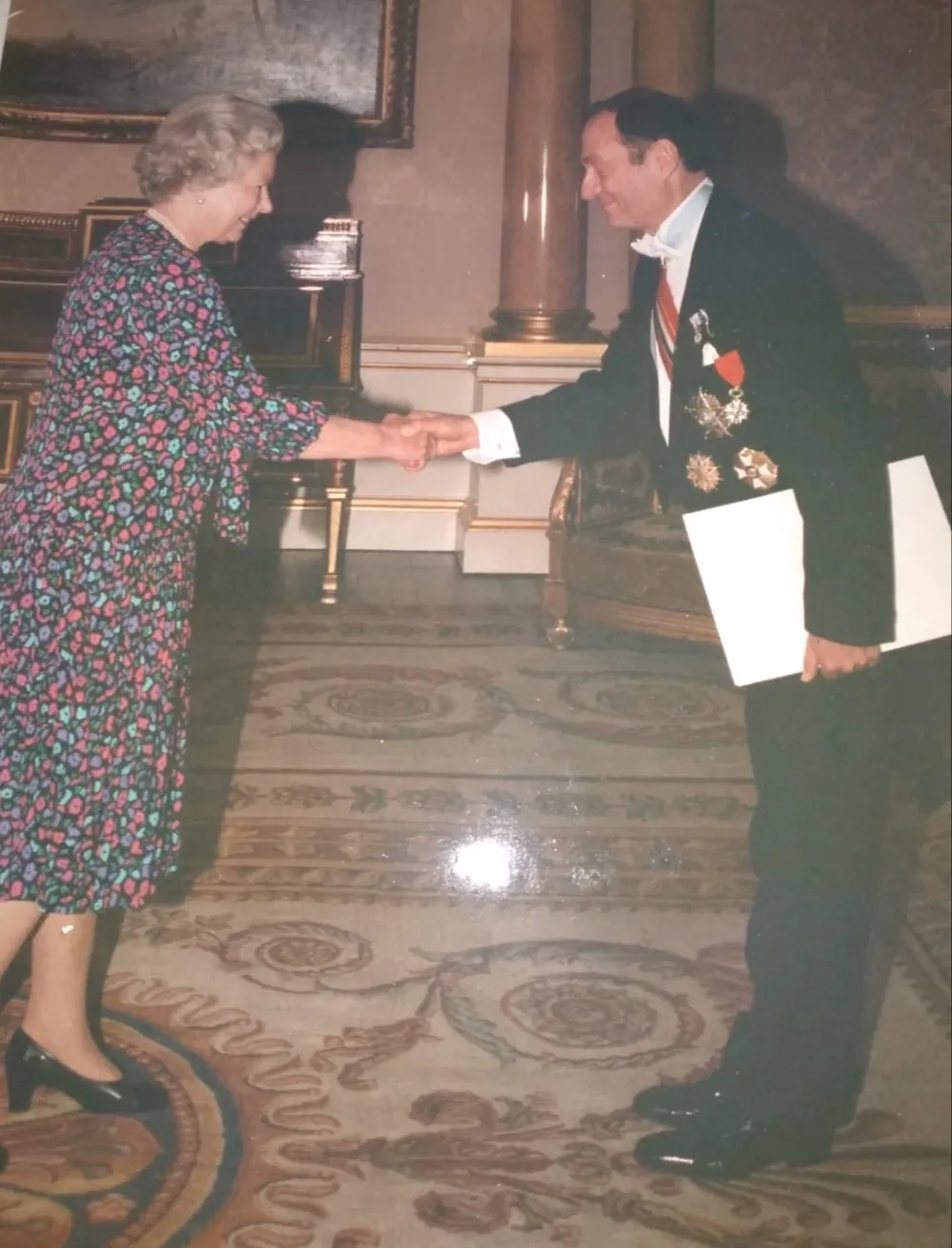 El embajador Espinosa le entrega cartas credenciales a la Reina Isabel II