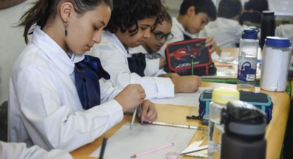 Nevex celebra 25 años apoyando a la educación pública, alcanzando una cifra de 125.000 túnicas entregadas desde el comienzo de la iniciativa