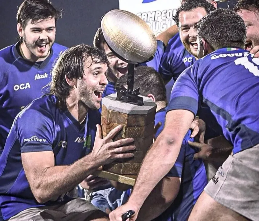 El capitán Federico Favaro levanta la copa