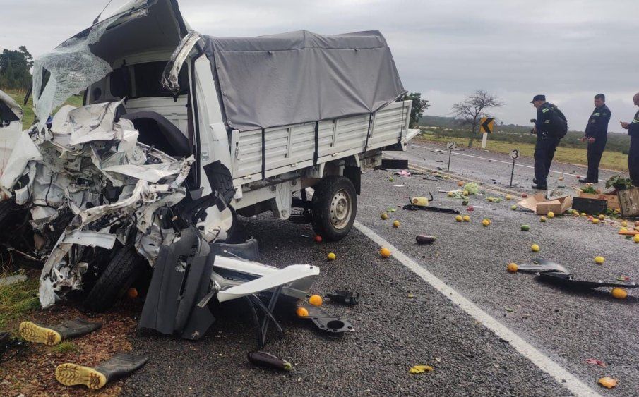 Foto de archivo de un accidente entre un camión y una camioneta en Ruta 1