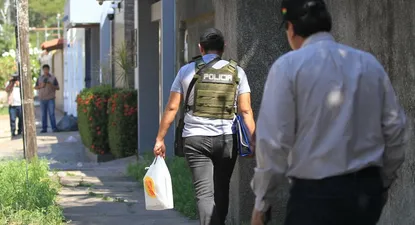Policías durante el operativo
