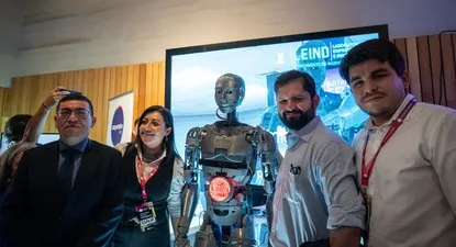 El presidente Boric (2do desde la der.) en la inauguración del evento donde anunció la aplicación de la Inteligencia Artificial a la búsqueda de desaparecidos.